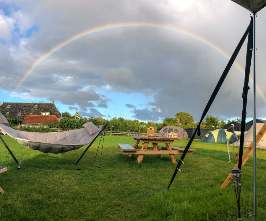 Een regenboog op de camping van Puur Terschelling