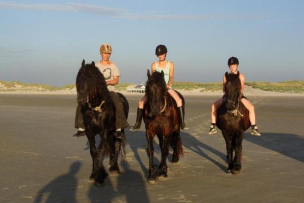 Paardrijden zonder zadel op het strand