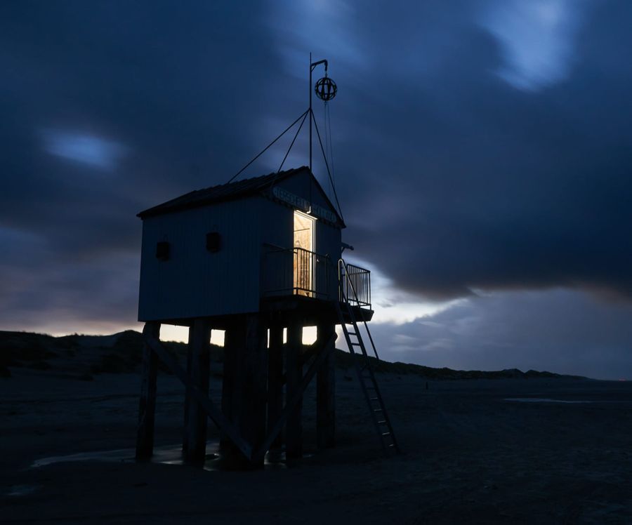 Het Drenkelingenhuisje bij nacht op hetStrand van Terschelling