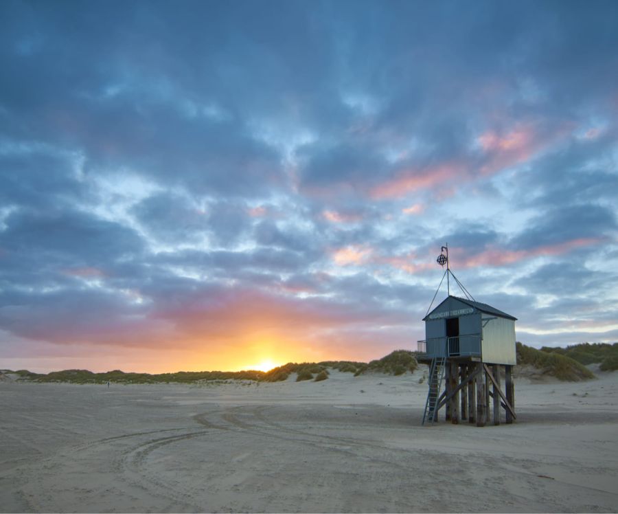 Het Drenkelingenhuisje op het strand van Terschelling