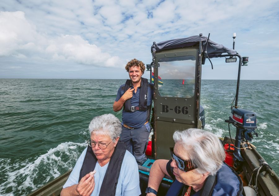 Mit einem schnellen Motorboot auf dem Wattenmeer fahren